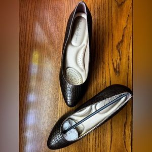 Size 9, faux leather heel, never worn, alligator (snake?) skin 2.5” close toed